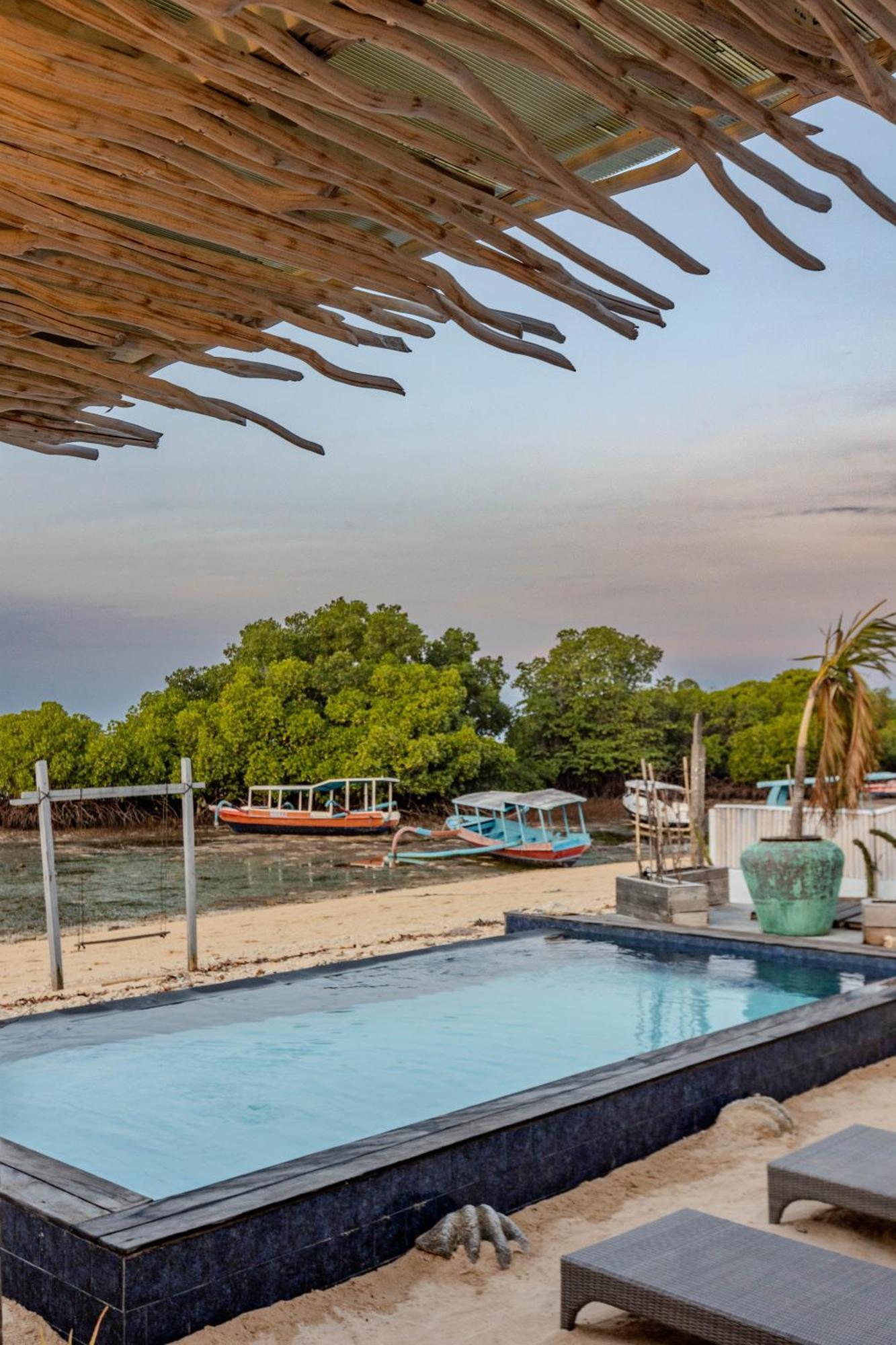 Koral 3 Bedrooms Beachfront Lembongan Villa Toyapakeh