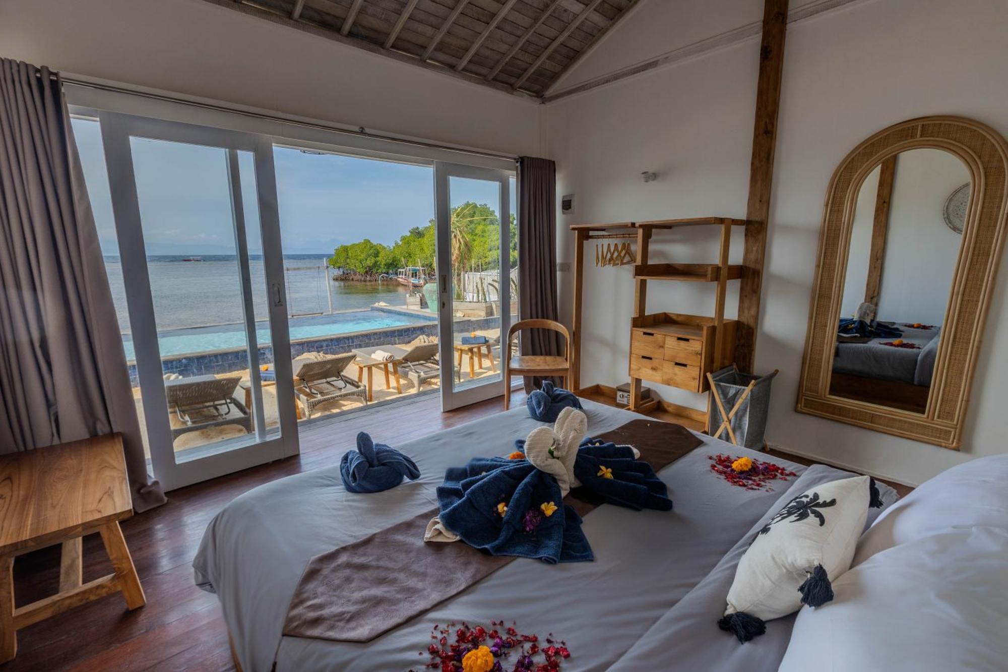 Koral 3 Bedrooms Beachfront Lembongan Villa *
