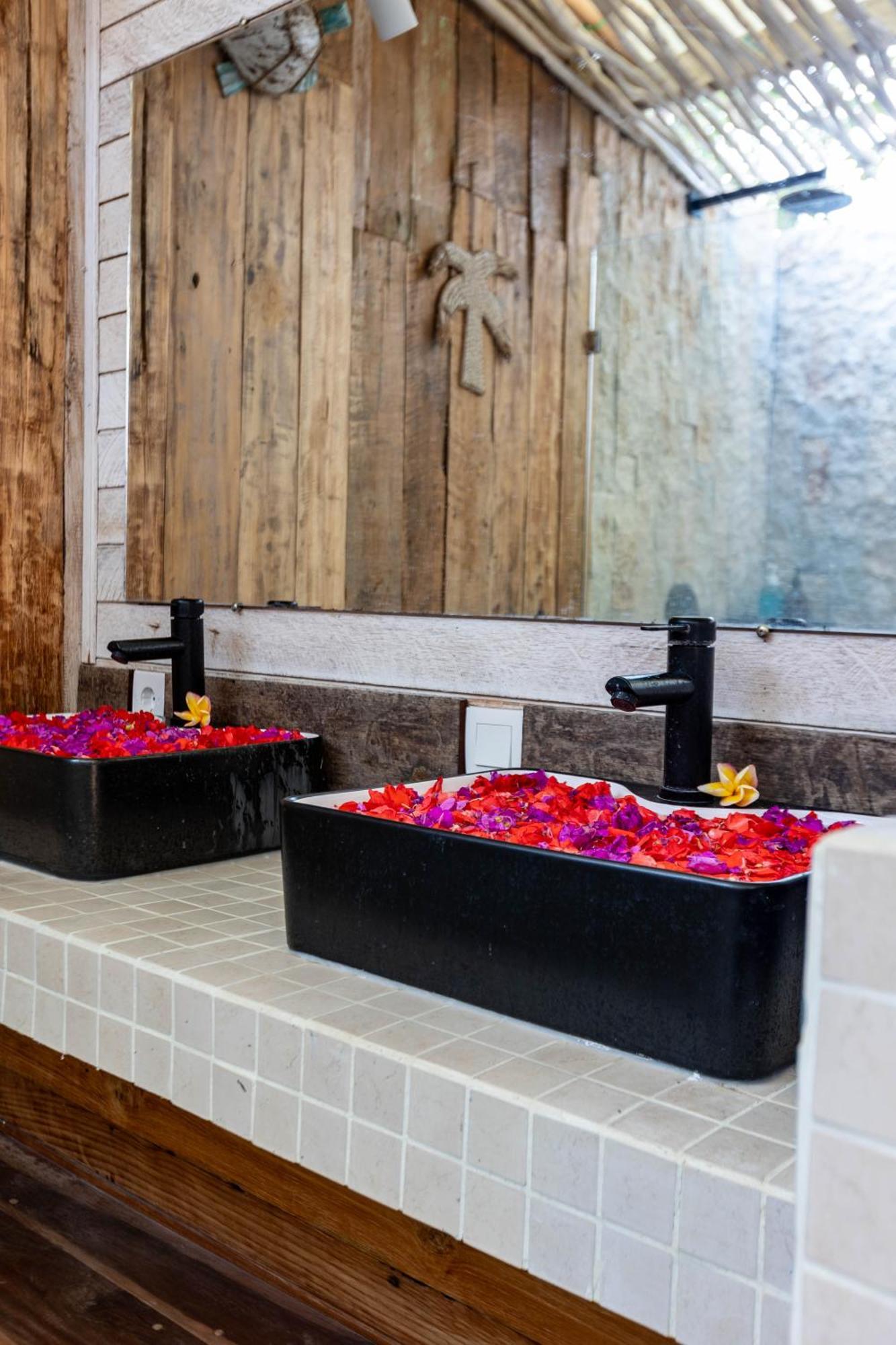 Koral 3 Bedrooms Beachfront Lembongan Villa *
